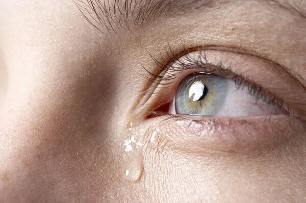 khóc nhiều có ảnh hưởng gì đến mắt không